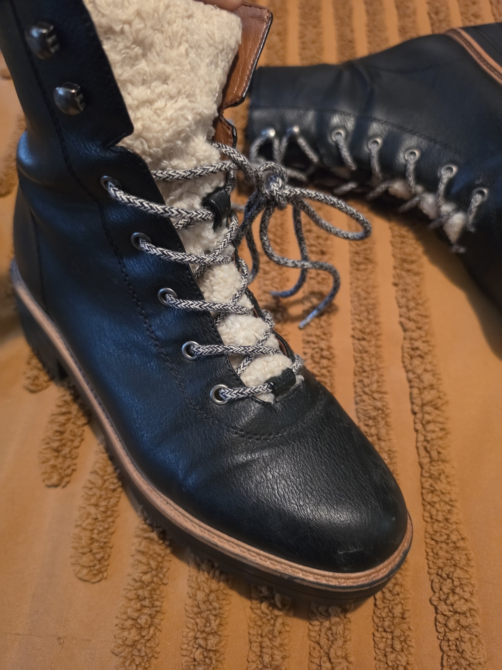 Indigo Rd. Irizma2 Black Faux Leather & Fur Lace Up Zip Winter/Combat Boots 8.5